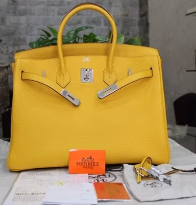 Vietnam destruye miles de productos falsificados de cuero ảnh 1