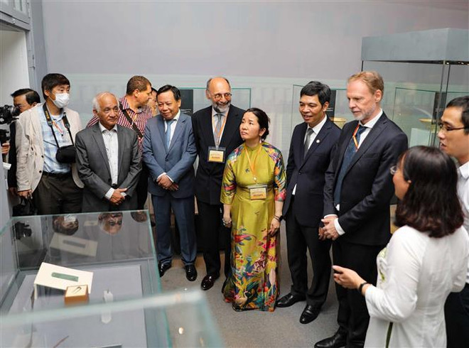 Exponen en Hanoi objetos históricos descubiertos en Ciudad Imperial de Thang Long ảnh 2