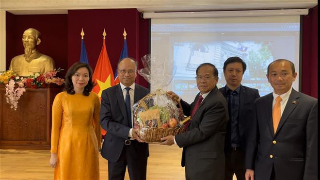Rinden tributo al Presidente Ho Chi Minh en Francia con motivo del Día Nacional ảnh 2 Rinden tributo al Presidente Ho Chi Minh en Francia con motivo del Día Nacional ảnh 2
