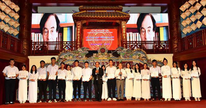 Más de 200 estudiantes en provincia vietnamita se benefician de la beca Vallet ảnh 1 Más de 200 estudiantes en provincia vietnamita se benefician de la beca Vallet ảnh 1