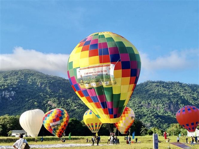 Vietnam atiende a unos tres millones de turistas en días feriados ảnh 2