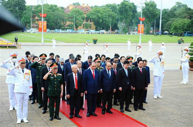 Dirigentes del Partido y Estado rinden homenaje al Presidente Ho Chi Minh ảnh 1 Dirigentes del Partido y Estado rinden homenaje al Presidente Ho Chi Minh ảnh 1