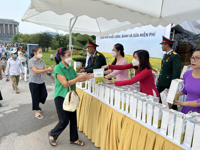 Hanoi obsequia a visitantes al Mausoleo del Presidente Ho Chi Minh en Día Nacional ảnh 1 Hanoi obsequia a visitantes al Mausoleo del Presidente Ho Chi Minh en Día Nacional ảnh 1