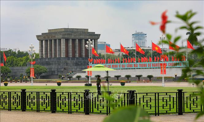 Miles personas visitan Mausoleo de Ho Chi Minh durante cuatro días feriados ảnh 1 Miles personas visitan Mausoleo de Ho Chi Minh durante cuatro días feriados ảnh 1