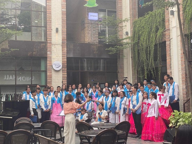 Concierto “Por un Hanoi que vale la pena vivir” honran los espacios públicos de la capital ảnh 1