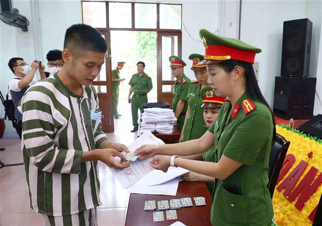 Vicepremier de Vietnam asiste a ceremonia de anuncio de decisión de amnistía 2022 ảnh 1 Vicepremier de Vietnam asiste a ceremonia de anuncio de decisión de amnistía 2022 ảnh 1