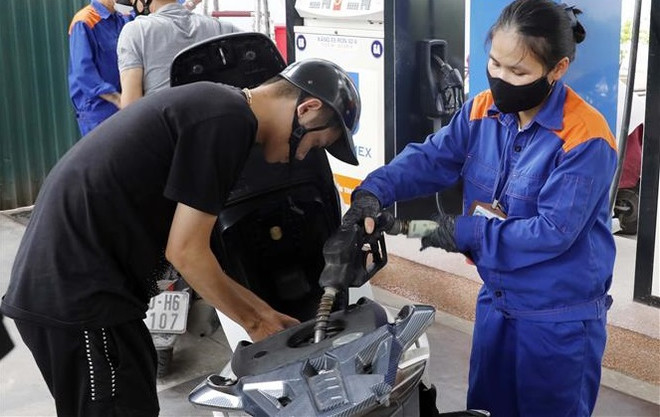 Reducen precios minoristas de la gasolina en Vietnam ảnh 1 Reducen precios minoristas de la gasolina en Vietnam ảnh 1