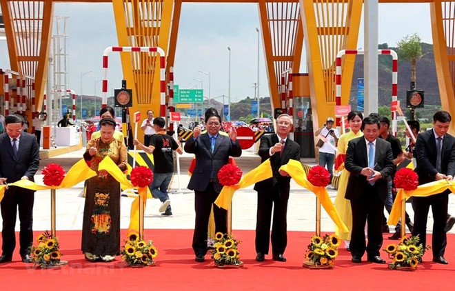 Premier vietnamita asiste a inauguración de autopista Van Don - Mong Cai en Quang Ninh ảnh 1 Premier vietnamita asiste a inauguración de autopista Van Don - Mong Cai en Quang Ninh ảnh 1