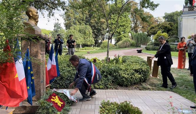 Rinden tributo al Presidente Ho Chi Minh en Francia con motivo del Día Nacional ảnh 1
