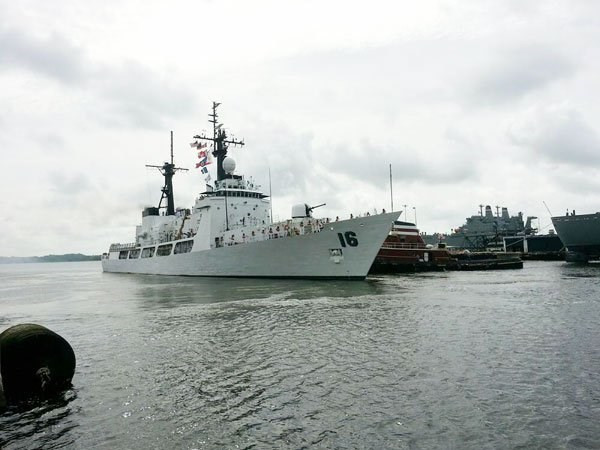 Buque de Armada de Filipinas atraca puerto de Cam Ranh ảnh 1