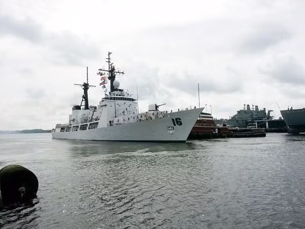 Buque de Armada de Filipinas atraca puerto de Cam Ranh ảnh 1