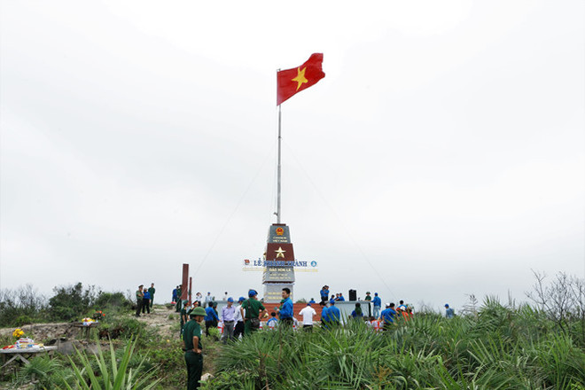 Inauguran mástil de bandera en isla vietnamita de Hon La ảnh 1 Inauguran mástil de bandera en isla vietnamita de Hon La ảnh 1