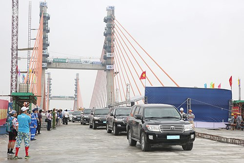 Instalan último segmento del puente interprovincial Quang Ninh- Hai Phong ảnh 1