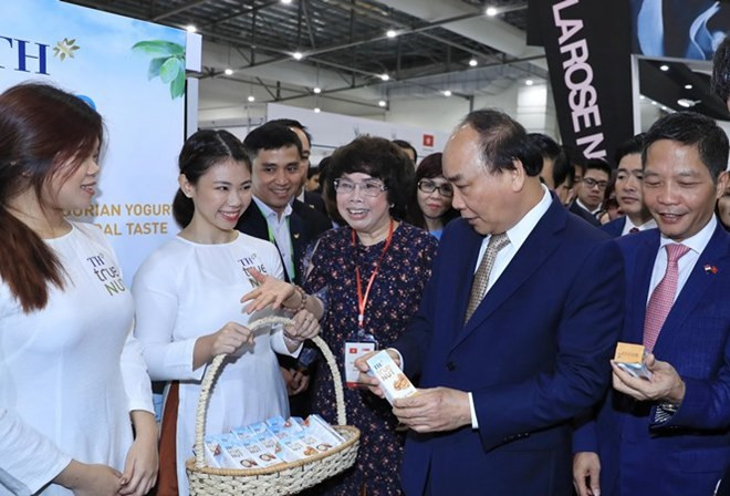 Premier de Vietnam visita pabellón nacional en Feria de Alimentos de Asia en Singapur ảnh 1 Premier de Vietnam visita pabellón nacional en Feria de Alimentos de Asia en Singapur ảnh 1