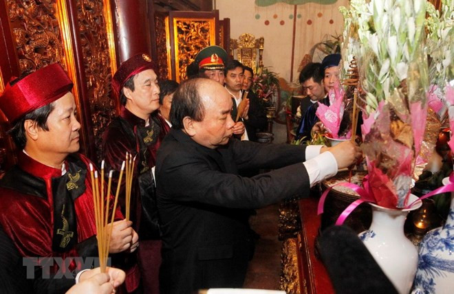 Ofrendan inciensos en honor a los reyes Hung ảnh 1 Ofrendan inciensos en honor a los reyes Hung ảnh 1