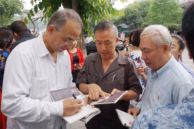 Presentan en Hanoi pinturas y libro de Héroe Cubano Antonio Guerrero ảnh 4