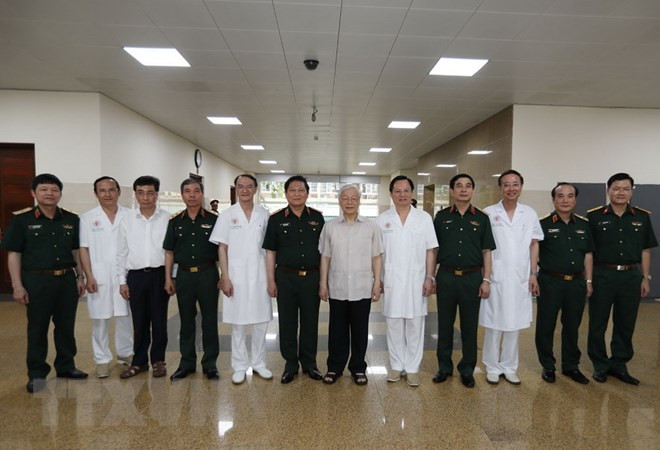 Exdirigentes vietnamitas reciben insignias por 80 años de militancia ảnh 1 Exdirigentes vietnamitas reciben insignias por 80 años de militancia ảnh 1