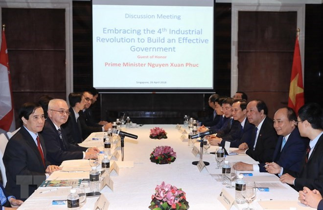 Premier de Vietnam consulta a científicos singapurenses sobre revolución industrial ảnh 1