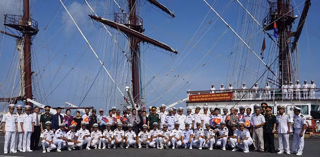 Buque escuela de Armada Popular de Vietnam visita Camboya ảnh 1