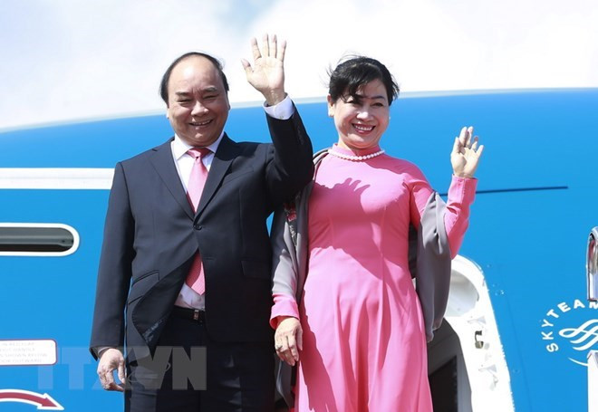 Premier vietnamita viaja a Singapur para visita oficial y participación en Cumbre de ASEAN ảnh 1 Premier vietnamita viaja a Singapur para visita oficial y participación en Cumbre de ASEAN ảnh 1