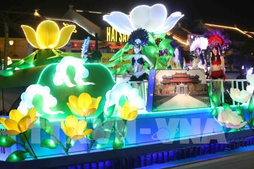 Desfile de carros alegóricos marca inicio del Carnaval de Ha Long ảnh 1 Desfile de carros alegóricos marca inicio del Carnaval de Ha Long ảnh 1