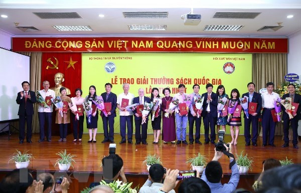 Vietnam premia a mejores títulos nacionales en Día de Libro ảnh 1