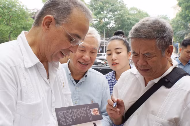 Presentan en Hanoi pinturas y libro de Héroe Cubano Antonio Guerrero ảnh 5