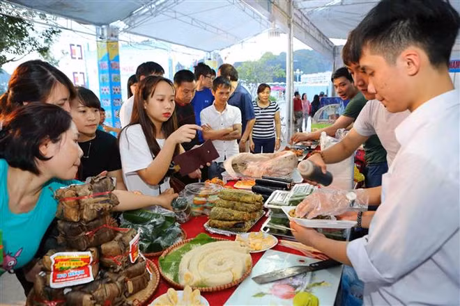 Quang Ninh: nutrida participación en feria “Cada comuna, cada producto” ảnh 3