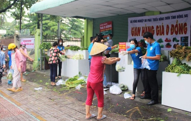 Provincia de Dong Nai reparte alimentos gratis en tiempos de distanciamiento social ảnh 1