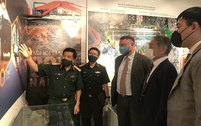 Exposición en Hanoi sobre consecuencias del Agente Naranja en Vietnam ảnh 1