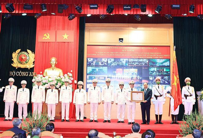Conmemoran 75 aniversario del Día de la Seguridad Popular de Vietnam ảnh 2 Conmemoran 75 aniversario del Día de la Seguridad Popular de Vietnam ảnh 2