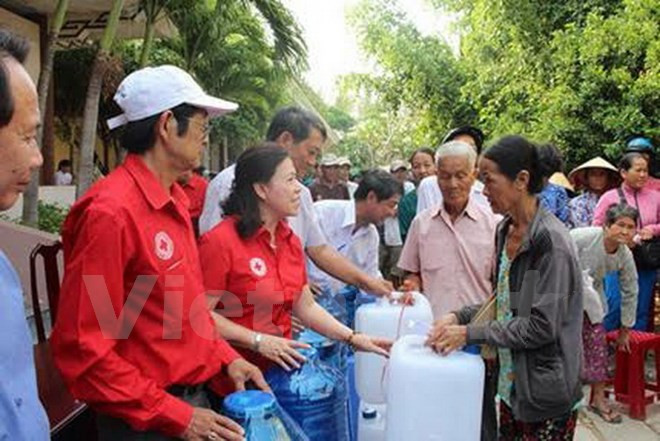 Entregan regalos a víctimas de inundaciones en Quang Binh ảnh 1 Entregan regalos a víctimas de inundaciones en Quang Binh ảnh 1
