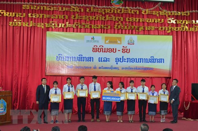 Otorga empresa vietnamita becas a estudiantes en Universidad Nacional de Laos ảnh 1 Otorga empresa vietnamita becas a estudiantes en Universidad Nacional de Laos ảnh 1