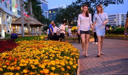 Estudiantes extranjeros inmersos en ambiente del Año Nuevo Lunar en Vietnam ảnh 1