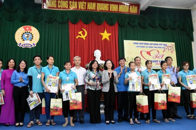 Entregan representantes del Partido y Estado de Vietnam regalos a personas pobres en ocasión del Tet ảnh 1 Entregan representantes del Partido y Estado de Vietnam regalos a personas pobres en ocasión del Tet ảnh 1