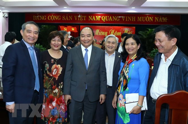 Visita Premier de Vietnam a funcionarios y exdirigentes de región central en ocasión del Tet ảnh 1 Visita Premier de Vietnam a funcionarios y exdirigentes de región central en ocasión del Tet ảnh 1