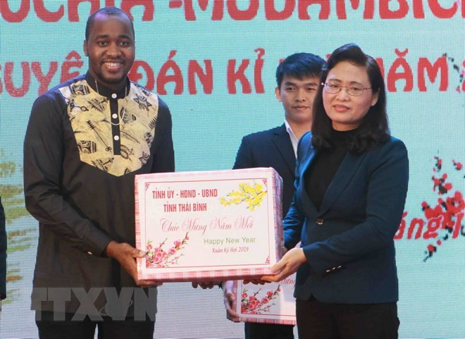 Obsequian regalos de año nuevo lunar a estudiantes extranjeros en provincia vietnamita ảnh 1 Obsequian regalos de año nuevo lunar a estudiantes extranjeros en provincia vietnamita ảnh 1