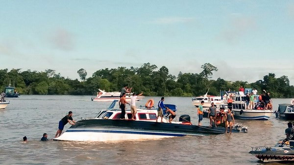 Un muerto y 12 desaparecidos tras volcarse una embarcación en Indonesia ảnh 1 Un muerto y 12 desaparecidos tras volcarse una embarcación en Indonesia ảnh 1