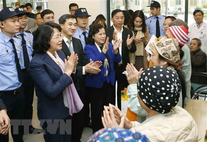 Dirigentes vietnamitas entregan regalos a personas desfavorecidas con motivo del Tet ảnh 1 Dirigentes vietnamitas entregan regalos a personas desfavorecidas con motivo del Tet ảnh 1