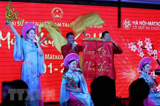 Realizan artistas vietnamitas presentaciones en Rusia con motivo del Tet ảnh 1 Realizan artistas vietnamitas presentaciones en Rusia con motivo del Tet ảnh 1