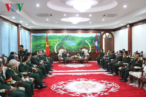 Ministro de Defensa de Laos recibe a ex soldados y expertos vietnamitas ảnh 1 Ministro de Defensa de Laos recibe a ex soldados y expertos vietnamitas ảnh 1