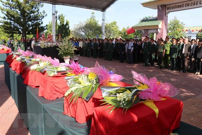 Realizan en Vietnam acto para el entierro de mártires caídos en defensa de la frontera ảnh 1 Realizan en Vietnam acto para el entierro de mártires caídos en defensa de la frontera ảnh 1