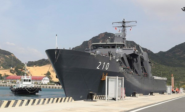 Inicia visita a Vietnam buque de las Fuerzas Navales de Singapur ảnh 1