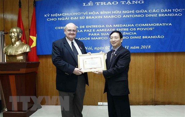 Entregan insignia “Por la paz y la amistad entre los pueblos” a embajador de Brasil en Vietnam ảnh 1 Entregan insignia “Por la paz y la amistad entre los pueblos” a embajador de Brasil en Vietnam ảnh 1