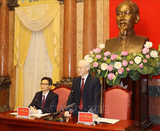 Máximo dirigente de Vietnam dialoga con destacados estudiantes ảnh 1