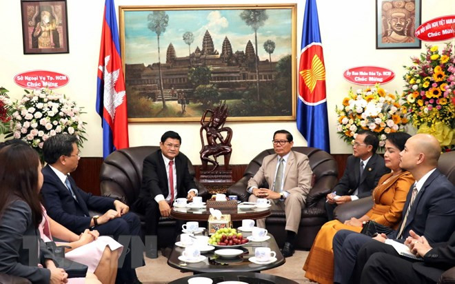 Dirigente de Ciudad Ho Chi Minh felicita 65 aniversario de la independencia de Camboya ảnh 1 Dirigente de Ciudad Ho Chi Minh felicita 65 aniversario de la independencia de Camboya ảnh 1