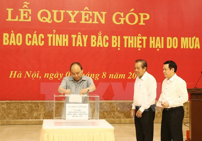 Dirigentes vietnamitas apoyan a pobladores afectados por inundaciones ảnh 1 Dirigentes vietnamitas apoyan a pobladores afectados por inundaciones ảnh 1