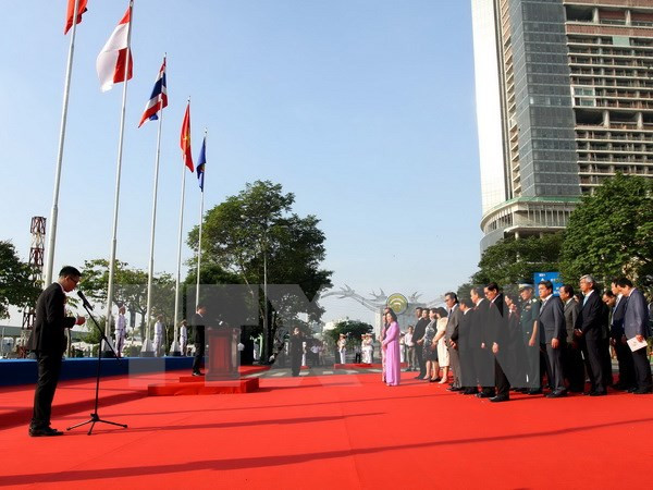 Ondea bandera de ASEAN en Ciudad Ho Chi Minh ảnh 1 Ondea bandera de ASEAN en Ciudad Ho Chi Minh ảnh 1