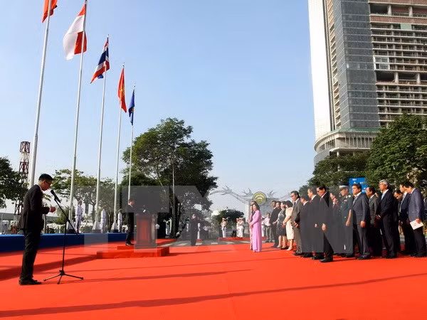 Ondea bandera de ASEAN en Ciudad Ho Chi Minh ảnh 1
