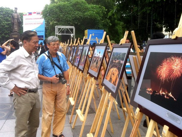 Exhiben en Hanoi fotos sobre países y pueblos de ASEAN ảnh 1 Exhiben en Hanoi fotos sobre países y pueblos de ASEAN ảnh 1